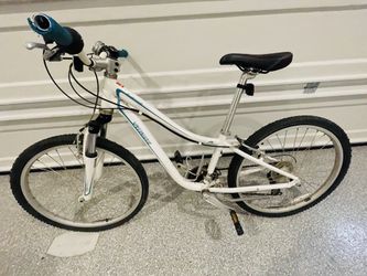 Specialized Hot Track Youth Bike White