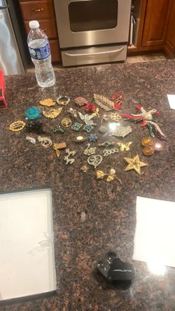 33 Vintage brooches from 1950s and up all sell together