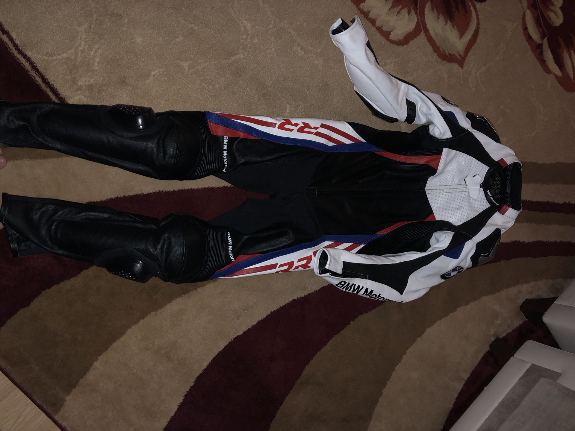 BMW WHITE AND BLACK MOTORBIKE / MOTORCYCLE RACING LEATHER SUIT FULL PROTECTION