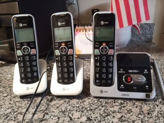3 HANDSET AT & T EXPANDABLE CORDLESS PHONE