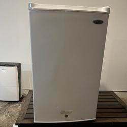 Sunpentown 3.0 cu ft Upright Freezer