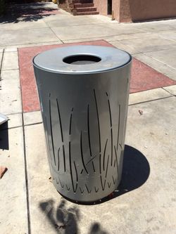 Commercial trashcan