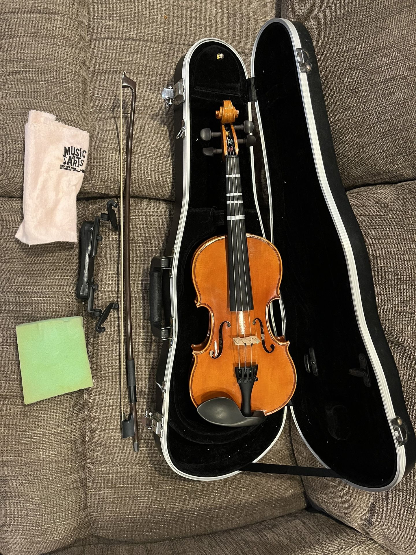 1/2 Size Strobel Violin Outfit with Case, Shoulder Rest, Bow, & Rosin
