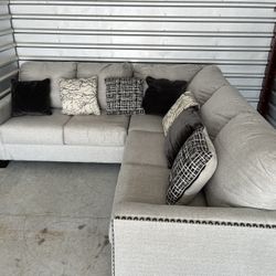 Signature Design by Ashley Living Room Hallenberg 2-Piece Sectional grey