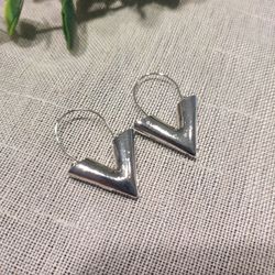 Earrings Brincos Oorbellen Simple Metal Wind Letter V Shape, Silver Color