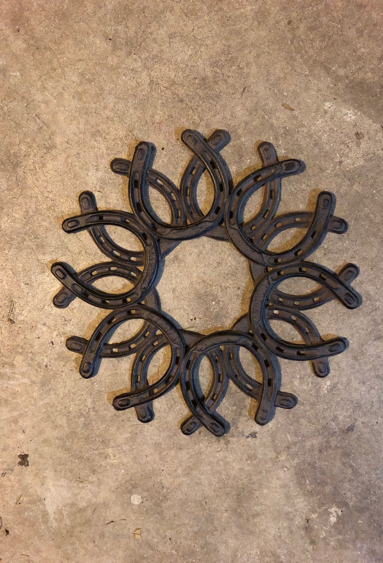 Small metal horseshoe wreath