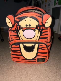 Disney orange Tigger Loungefly bag with tigger print inside