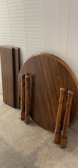 Dinning table w 2 extensions 4 chairs
