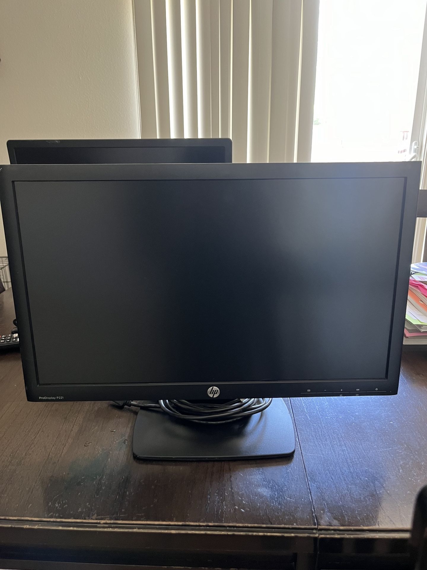 3 HP Monitors And HP keyboards 1 LG Monitor