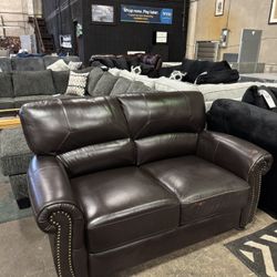 Leather Loveseat. 🚚WE DELIVER🚚