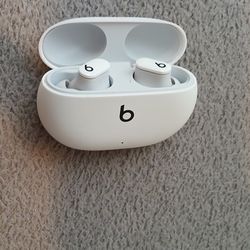 BEATS  BLUETOOTH EAR BUDS 