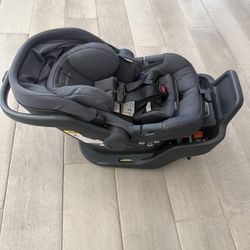 Uppa baby mesa max car seat-Like new 
