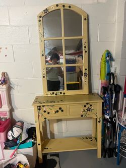 Vanity with flower decoration and separate mirror