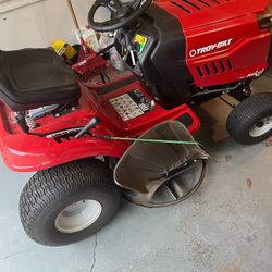 Troy-Bilt
Pony 42 in. 15.5 HP Briggs and Stratton 7-Speed Manual Drive Gas Front Engine Riding Lawn Tractor