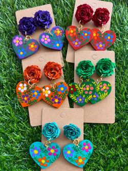 Lindos aretes hecho a mano. Mandame mensaje para precio, respondo con mucho gusto