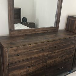 Dresser With Mirror 