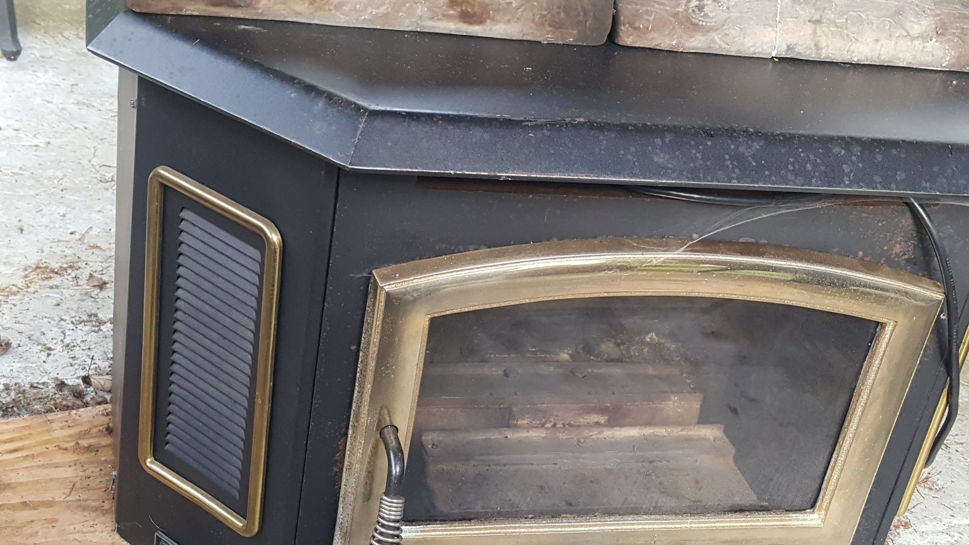 The Earth stove pellet stove used good condition for Sale in Federal
