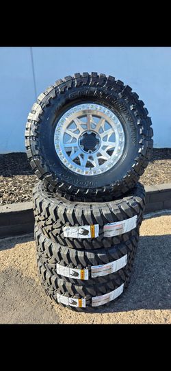 17" LOCK LUNATIC w- 35x12.50R17 Toyo MT Open Country