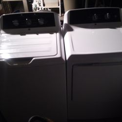 Nearly New GE Commercial Quality Washer Dryer Gas Set