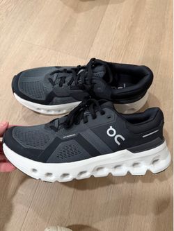 On cloud cloudrunner 2 sneakers womens sz 9 brand new