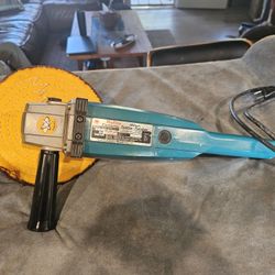 This Makita 180mm Model 9207SPB Electric Sander Polisher
