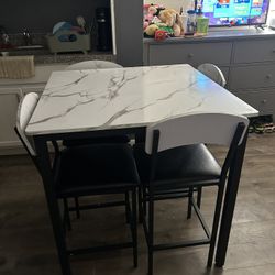 For Sale  5-Piece Dining Table Set for small spaces, for $50