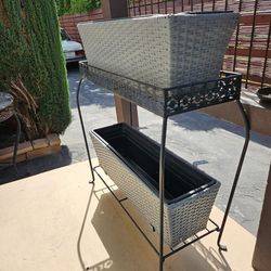 Metal plant holder and wall plant holder