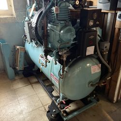HEAVY DUTY COMMERCIAL AIR COMPRESSOR.BUYER MUST DISASSEMBLE.PICK UP AND DELIVER.$800.00 OR BEST OFFER. 