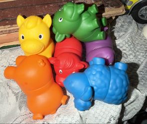 These gently used set of 6 mix & match farm animals are ready for play. Tots just connect the matching pieces to create lots of fun farm friends-or mi