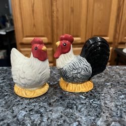 Ceramic Rooster Chicken Farmhouse Pair of  Salt and Pepper Shakers.  Size approximately 3 1/2 inches tall.   Preowned.  Has been on display in a cabin