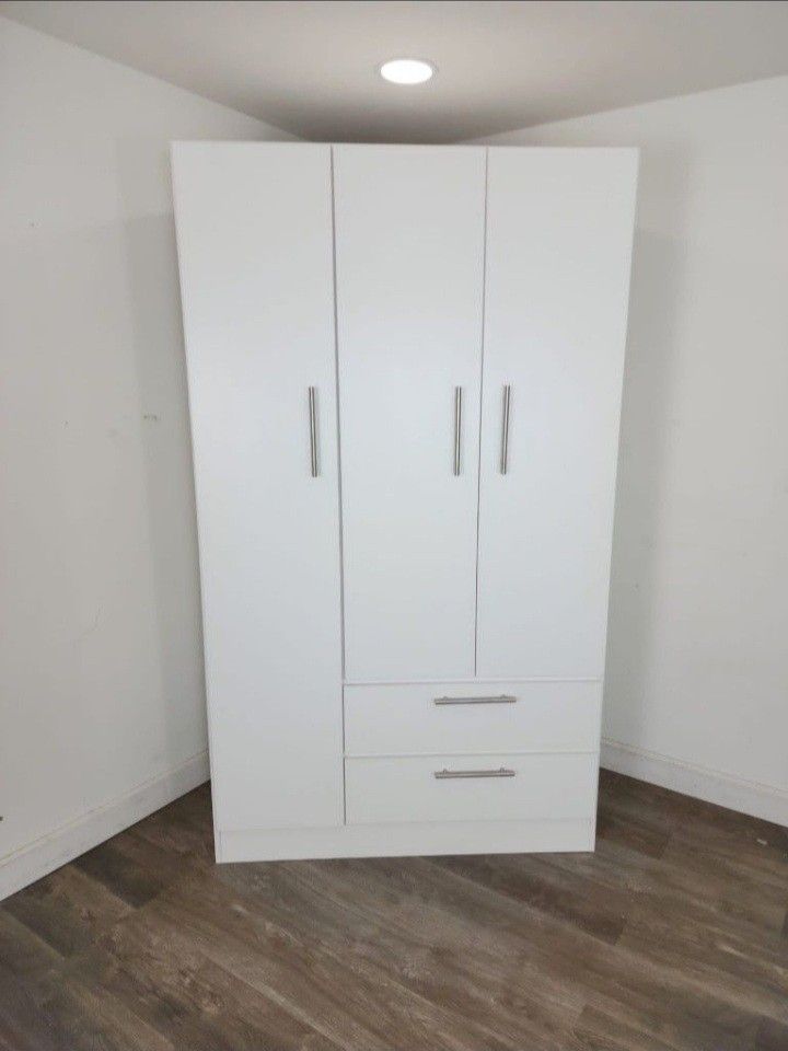 Armoire *** Brand New 