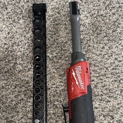 Milwaukee M12 FUEL INSIDER 12V Lithium-lon Brushless Cordless 1/4 in. - 3/8 in. Extended Reach Box Ratchet Kit