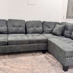 sectional sofa with 2 accent pillows/Living Room Set 