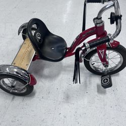 Es un triciclo Schwinn Roadster. 