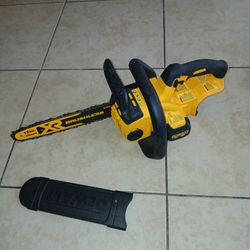 DEWALT

20V MAX 12in. Brushless Cordless Battery Powered Chainsaw (Tool Only) Poco Uso 

