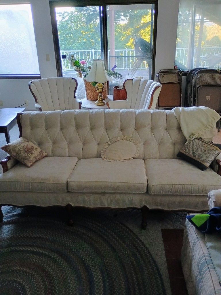 Nice Victorian Sofa/Coach