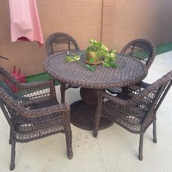 Outdoor Patio Furniture. Round Table With 4 arm Chairs