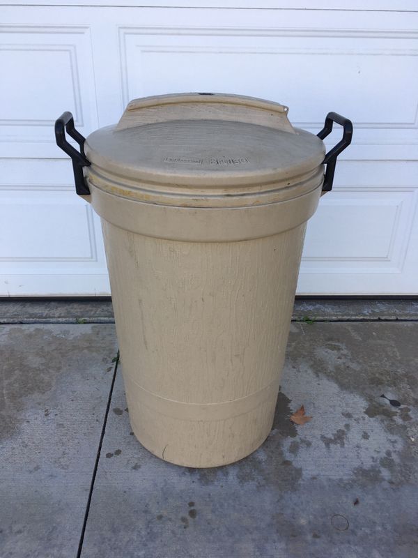 rubbermaid bruiser dual handle trash can 32” for sale in