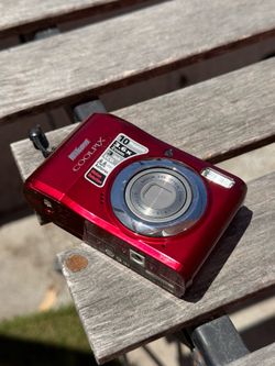 Vintage Nikon Coolpix L20 Y2K digicam