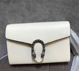 White leather shoulder bag, equipped with a crystal tiger head clasp