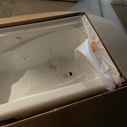 EverClean 60 in. x 32 in. Whirlpool Bathtub with Right Drain in White