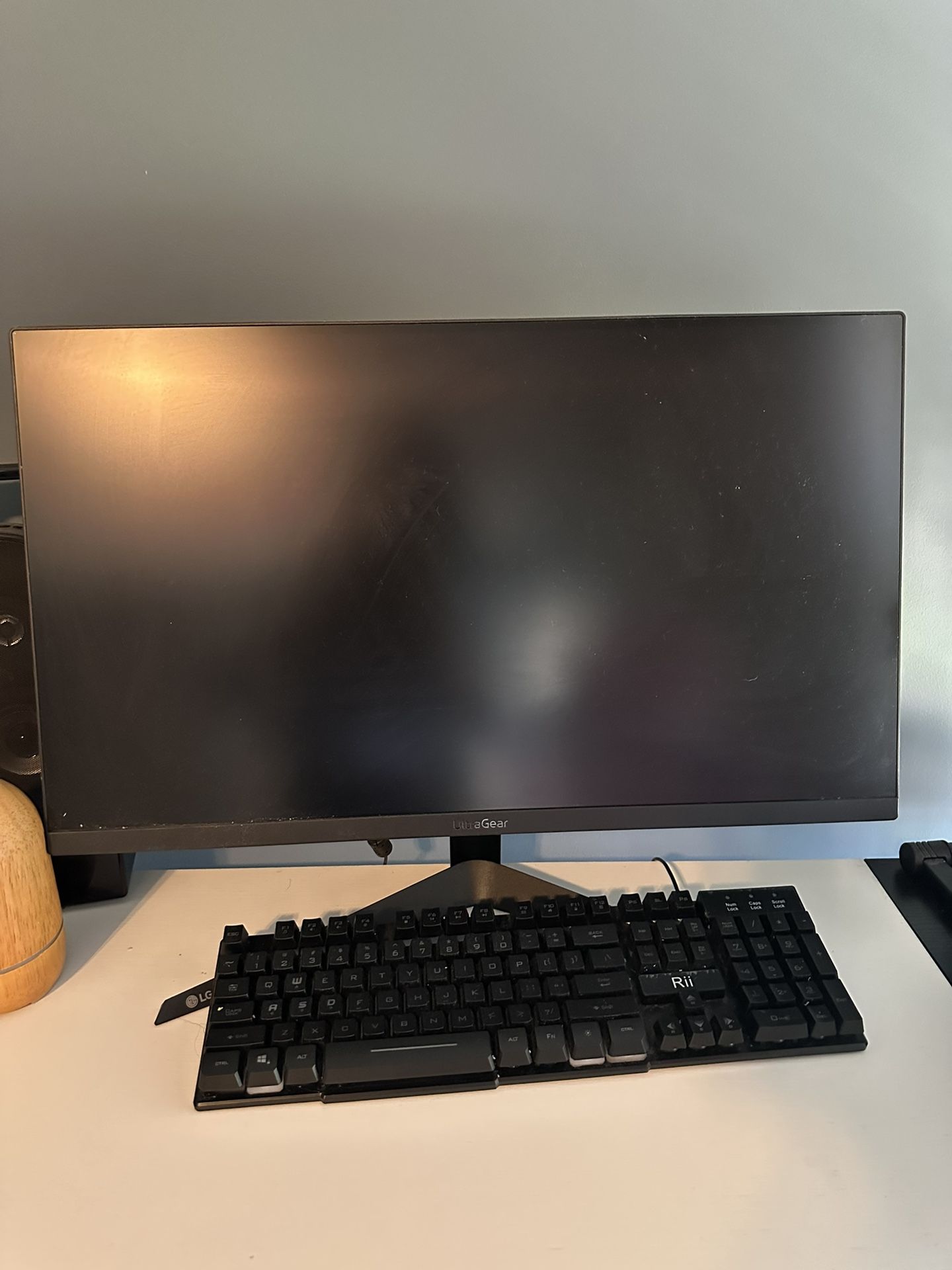 Computer monitor + Desk