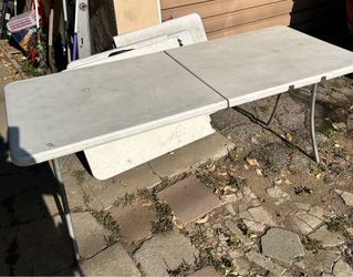 5 Folding Plastic Tables