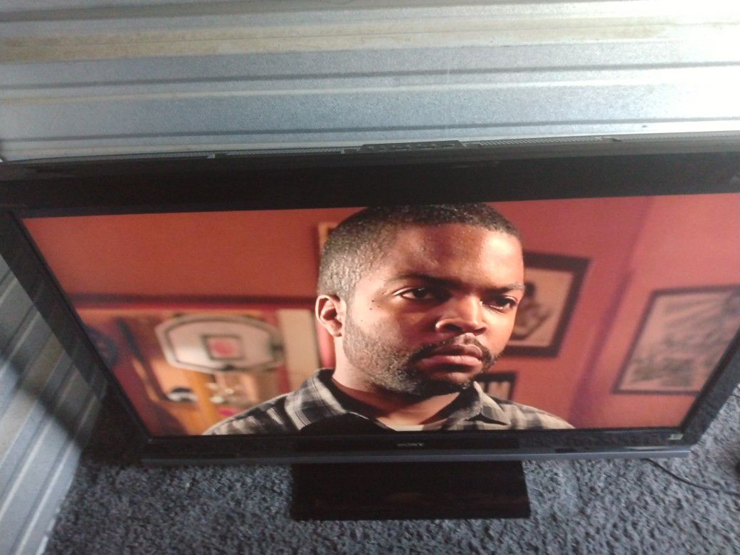 60 Inch Sony TV W Original Remote, Can Deliver For Xtra $5