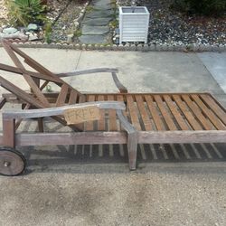 Free Wooden lounge chair 