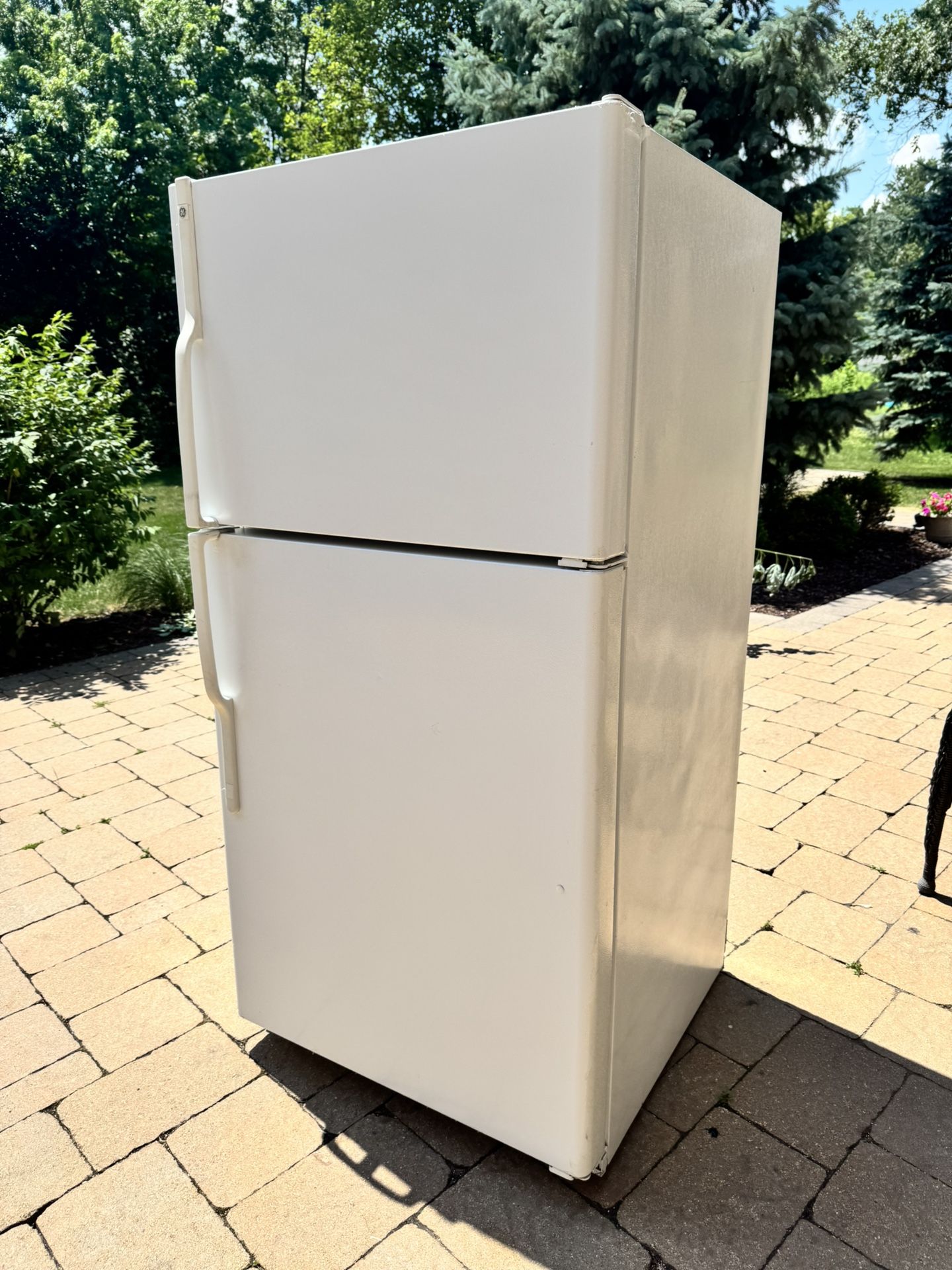 GE White Refrigerator And Freezer *FULLY FUNCTIONING*