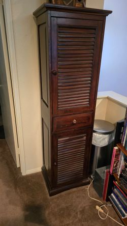 Wooden Linnen Cabinet
