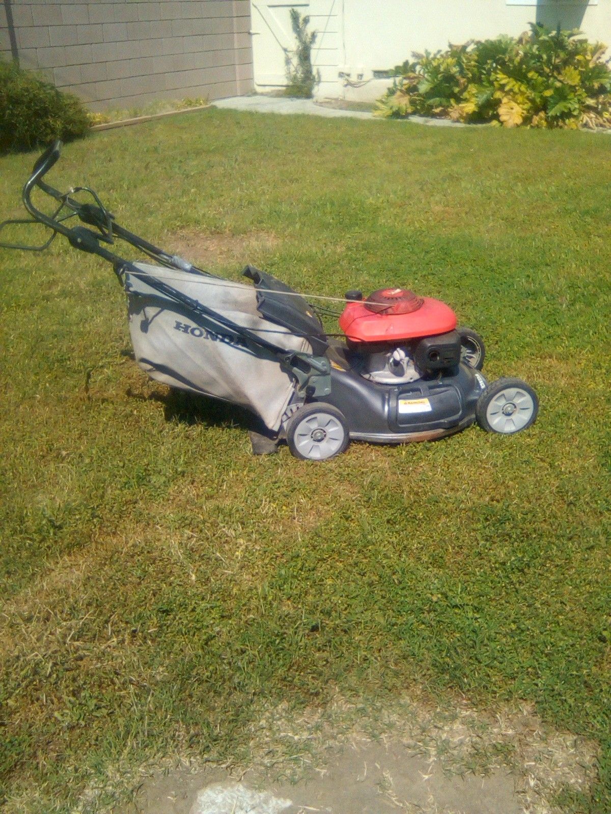 Honda Harmony hrt 216 selfpropelled lawn mower 200 for Sale in West