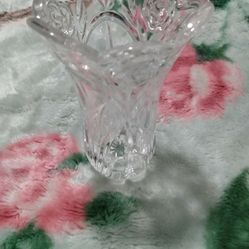 Small used princess house flower vase small minor scracht inside. 