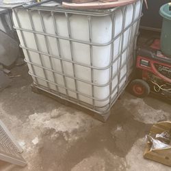 Car wash water tank